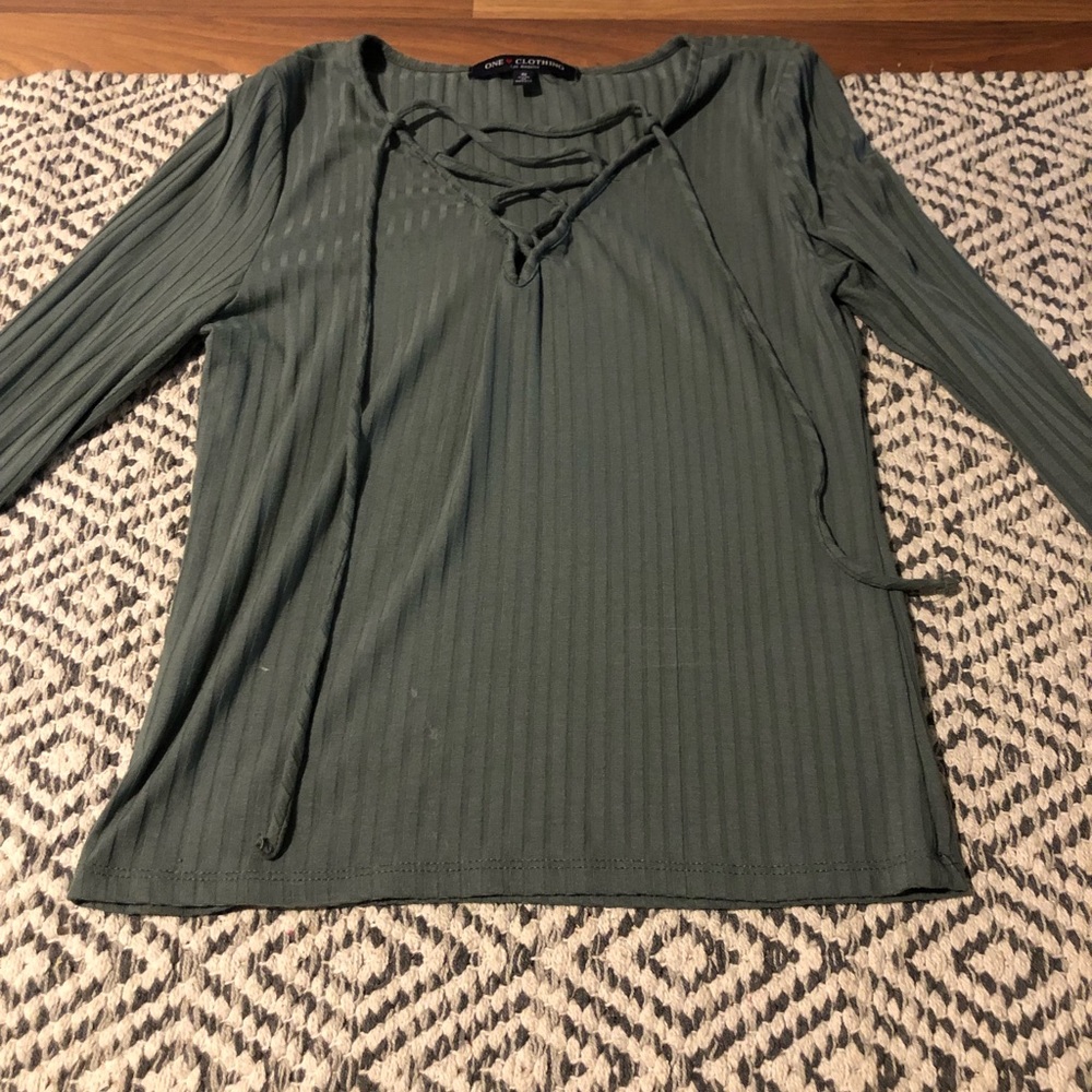 •Olive green ribbed long sleeve shirt